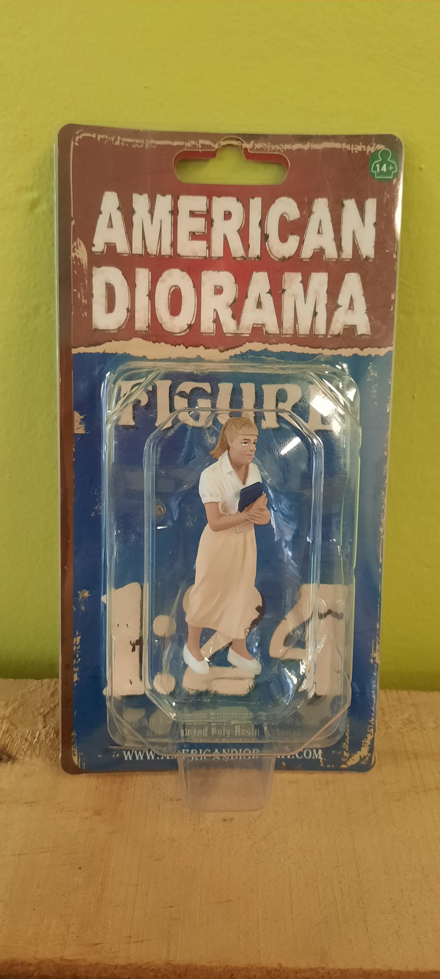 1:24 Sandy Figurine