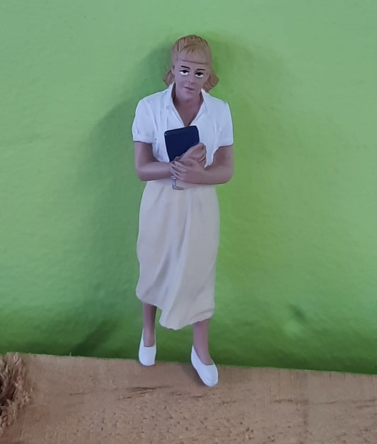 1:24 Sandy Figurine
